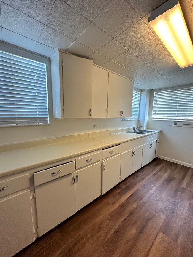 Building Photo - Awesome ranch style home 2bed+2offices 2ba...