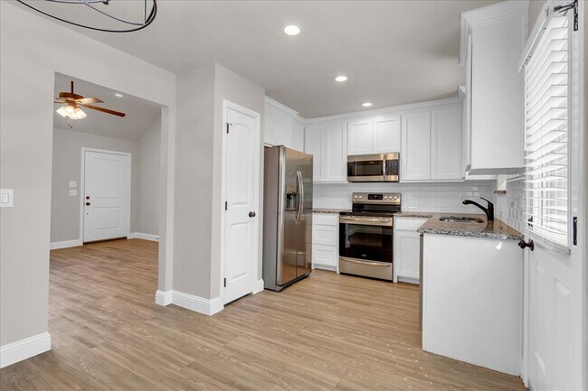 Building Photo - 230 E Johnson St