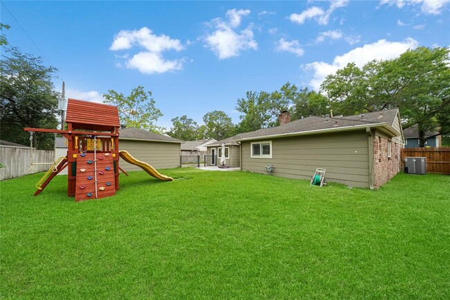Building Photo - 12707 Trail Hollow Dr