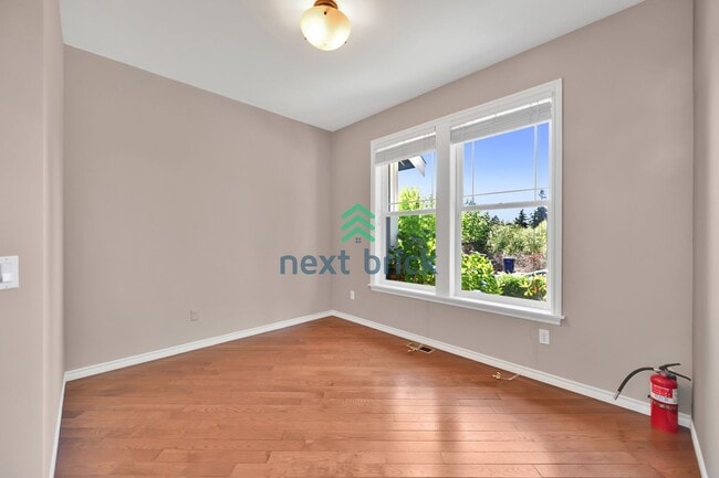 Building Photo - 4 BED & 2.5 SINGLE FAMILY HOUSE FOR RENT