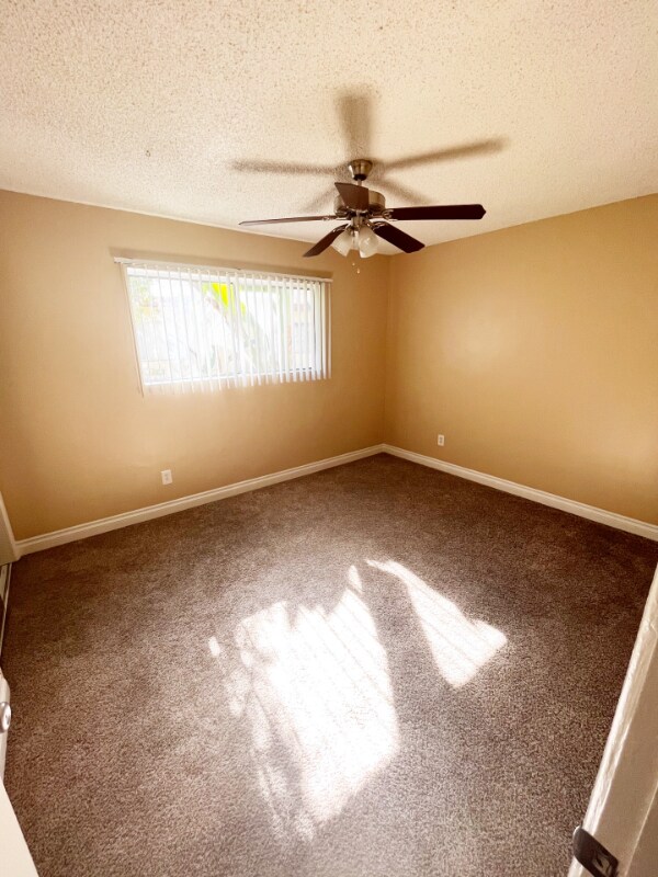 Building Photo - 835 S Oaks Ave