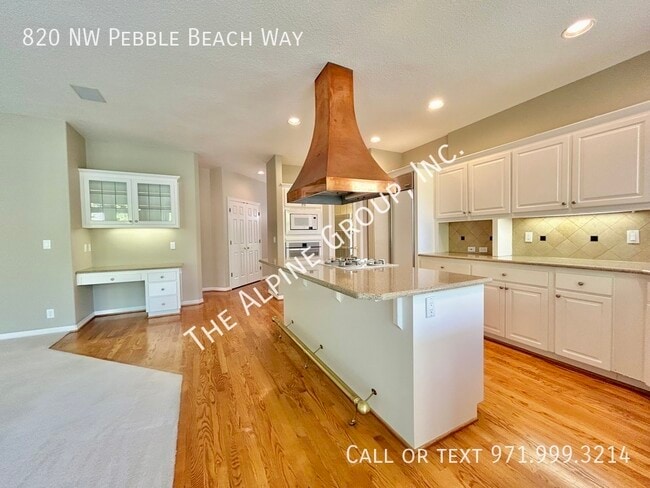 Building Photo - 820 NW Pebble Beach Way