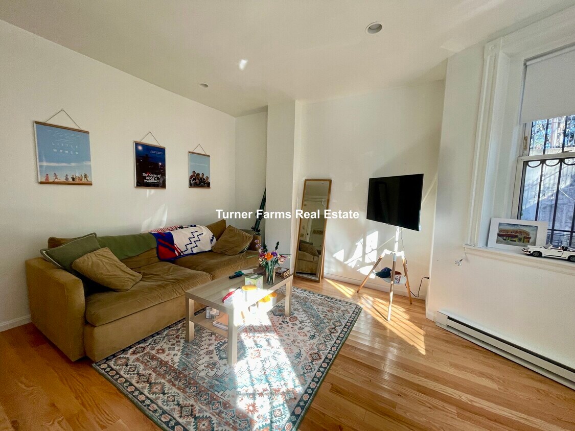 Building Photo - 1067 Beacon St
