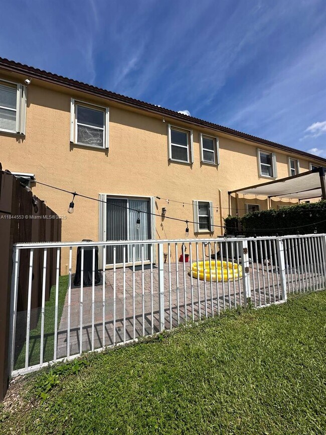 Building Photo - 8728 NW 113th Ct