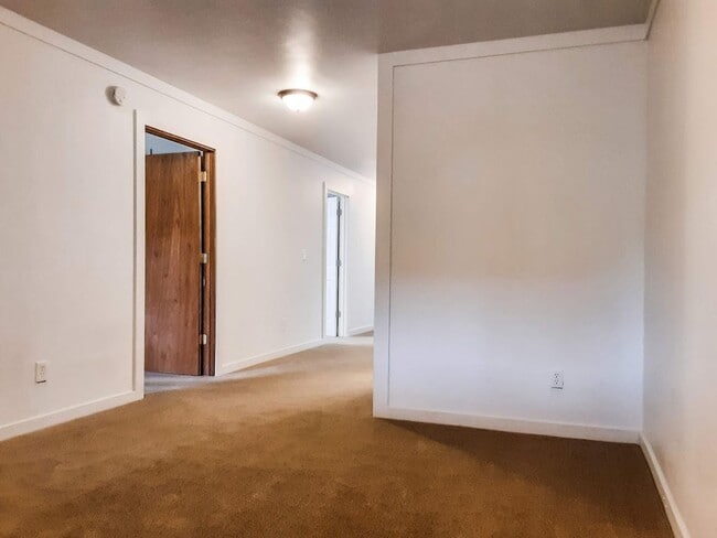 Building Photo - 4 Bed/ 2 Bath Townhome!