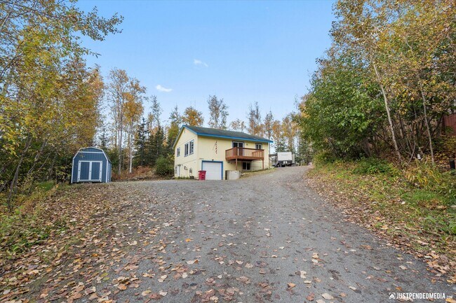 Building Photo - 3 Bedroom W/ Mother in Law Suite | 2 Bathr...