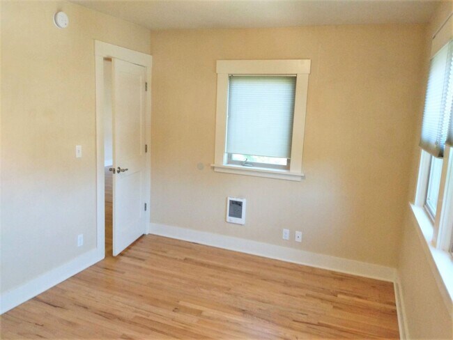Building Photo - Updated 3 bedroom/3 bathroom duplex at E. ...