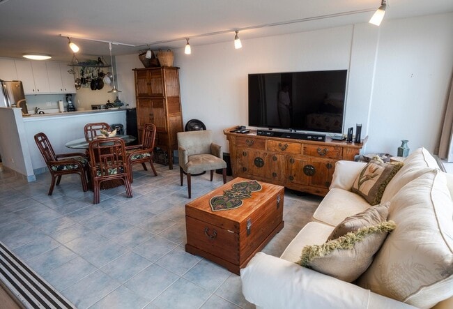 Building Photo - BEACH FRONT 2/2/1pkg, furnished condo on Waialua's O'ahu's North Shore