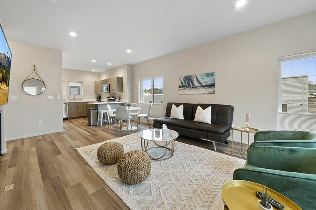 Building Photo - 906 21st St