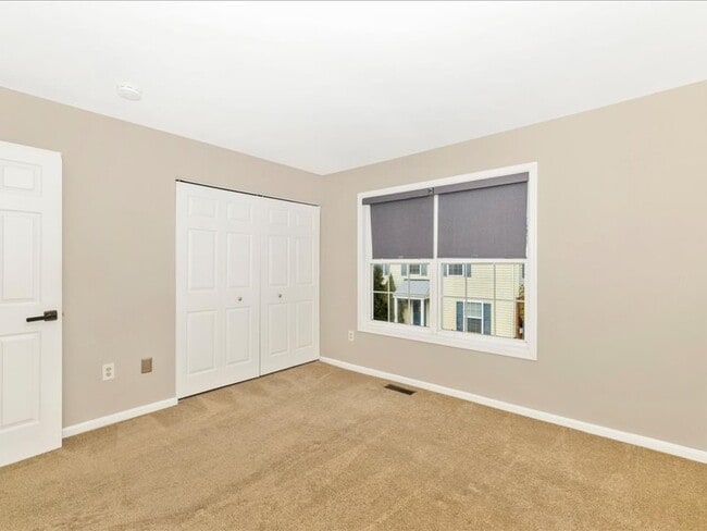 Building Photo - 584 Cotswold Ct