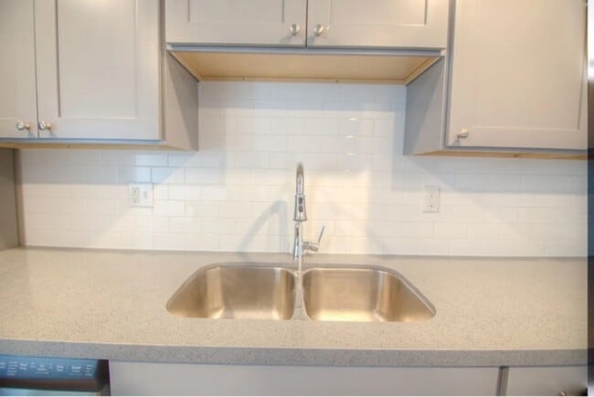 Building Photo - 607 NE 92nd Ave