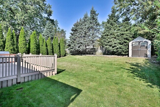 Building Photo - 714 N Lakeside Dr