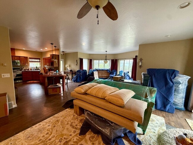 Building Photo - Spacious 4 Bed 3.5 Bath Home in Frenchtown!
