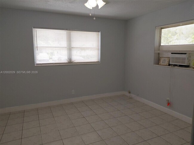 Building Photo - 1433 SW 24th Ct