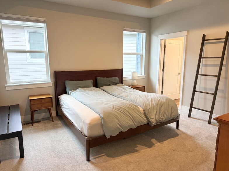 Building Photo - 3215 NE Boulder Crk Dr