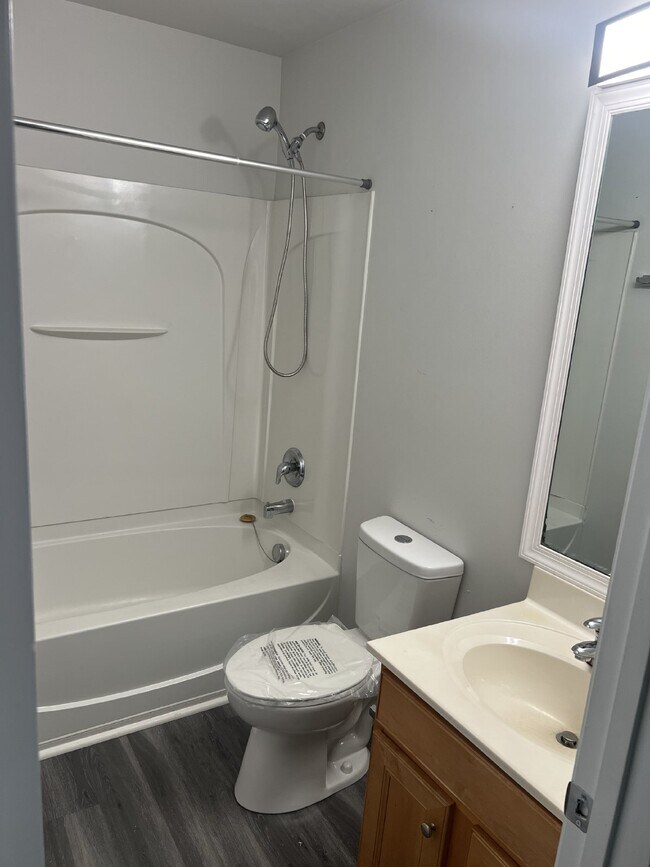 Building Photo - Spacious 6-Bedroom Home with 3 Bathrooms i...