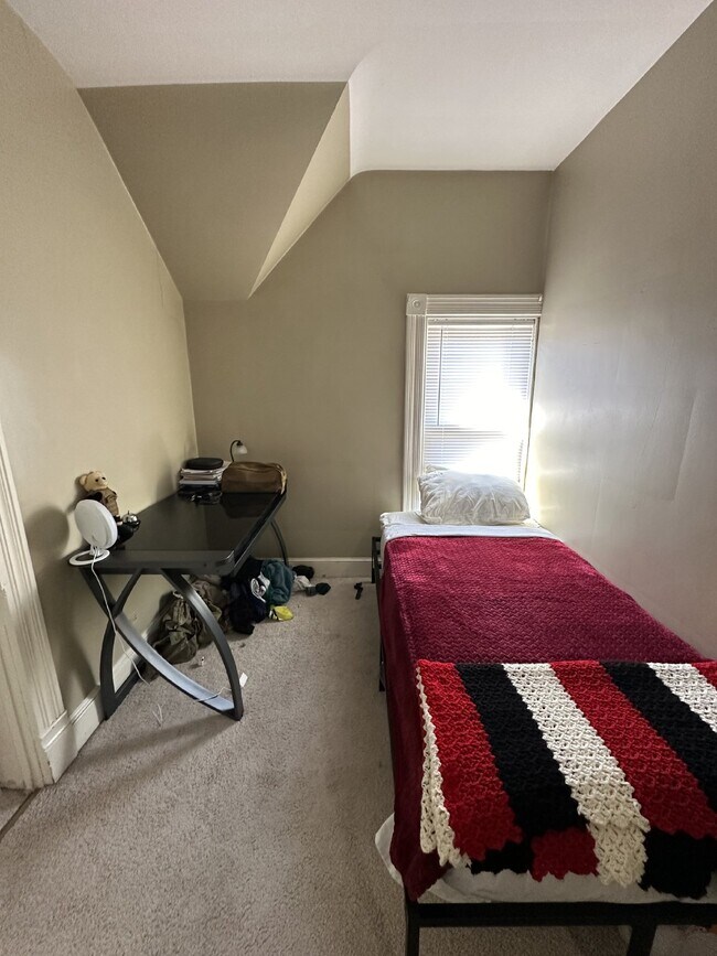 Building Photo - 2 Bed 1 Bath Available June 1st!