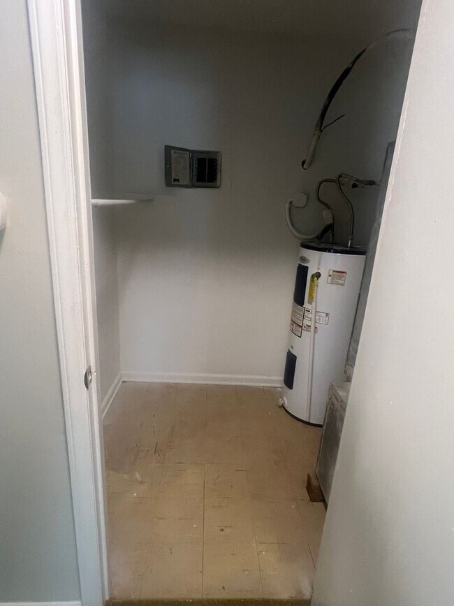 Building Photo - Renovated  1 bedroom / 1bathroom $1150.00