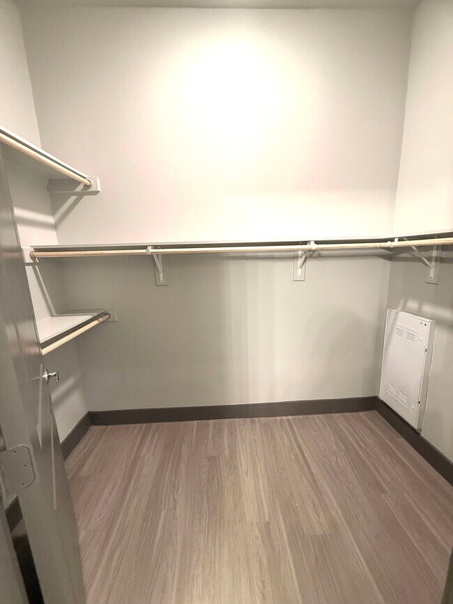 Building Photo - 400 W 5th St