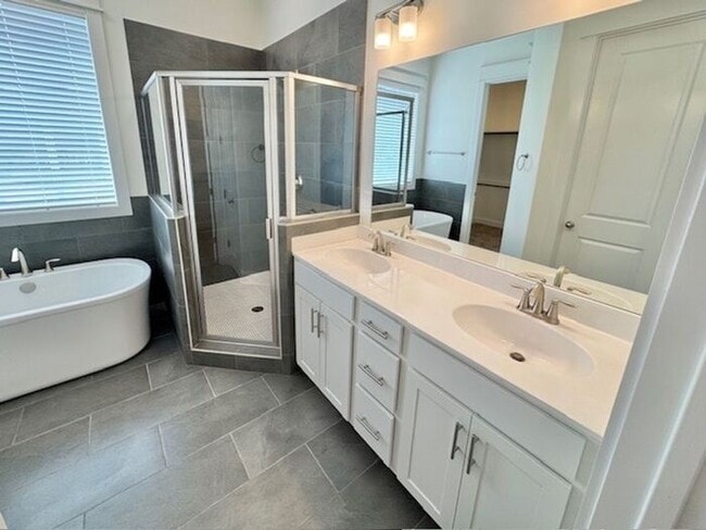 Building Photo - Now Leasing at Cedar Bluff – 4BR Townhomes...