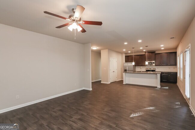 Building Photo - 900 Walnut Woods Dr