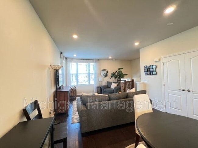 Building Photo - 263 N Sydney Ct