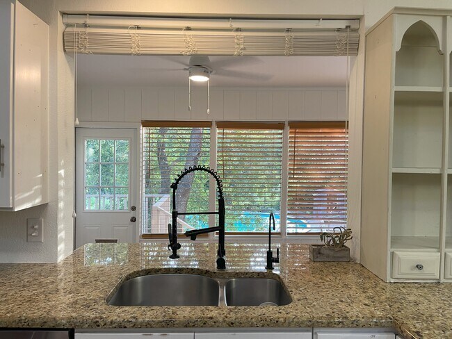 Building Photo - 9417 Aqua Dr