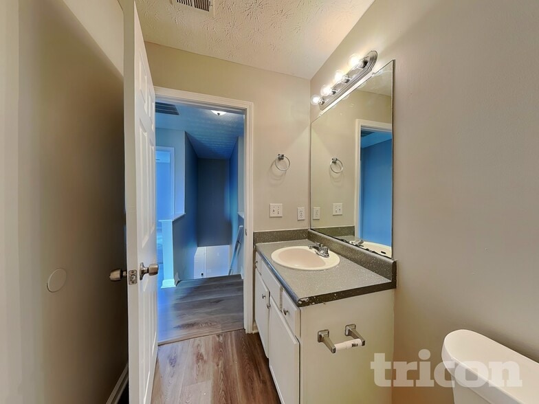 Building Photo - 2556 Tolliver Dr