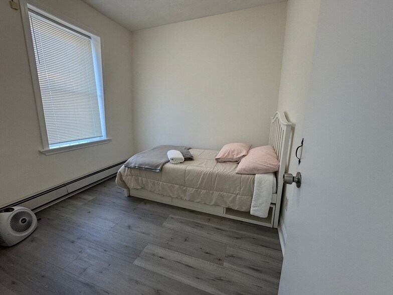 Building Photo - 10 Saunders St