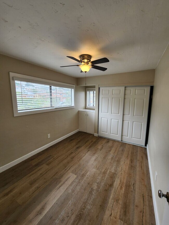 Building Photo - Upper Unit with Ocean View In OB - Complet...