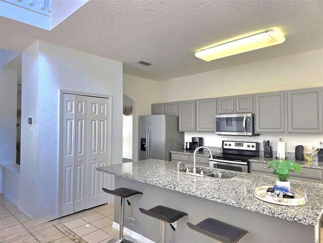 Building Photo - 1027 Balmoral Dr