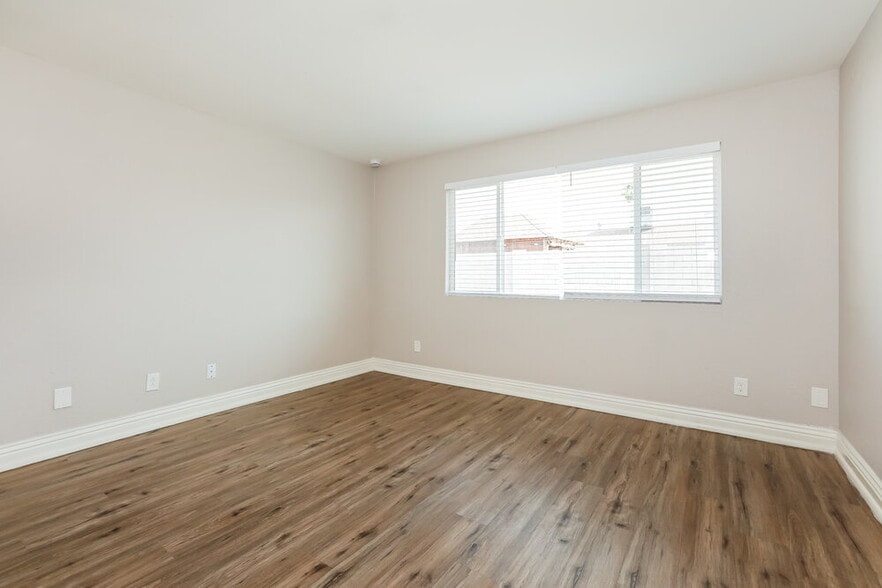 Building Photo - 631 W Lindner Ave