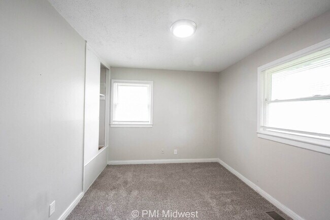 Building Photo - 4923 Barlow Dr