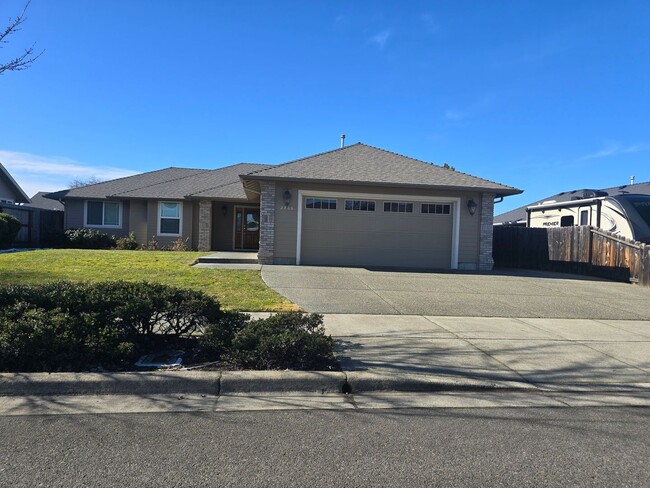 Building Photo - 3 bed 2 bath  Home for Rent in Grants Pass