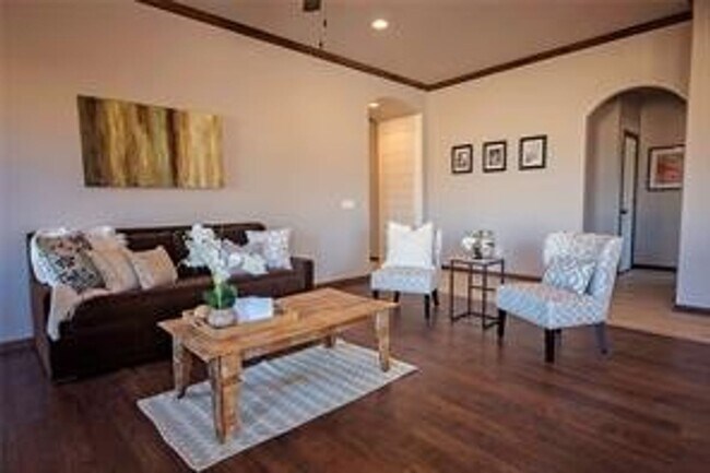 Building Photo - 3 Bed | 2 Bath | 2 Car Garage - Bungalow S...