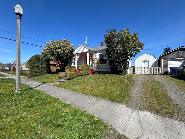 Building Photo - Stunning 2 bd 1 ba House with a basement a...