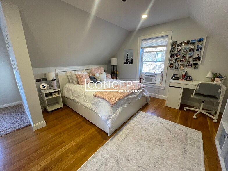 Building Photo - 721 Parker St