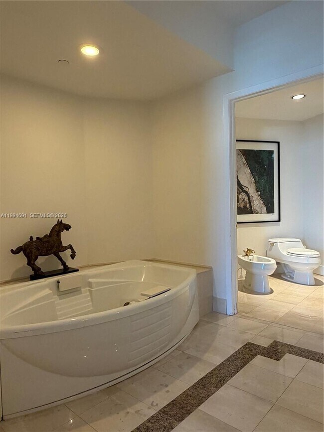 Building Photo - 300 South Pointe Dr