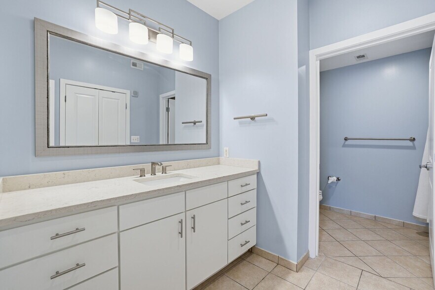 Building Photo - 1001 L St NW