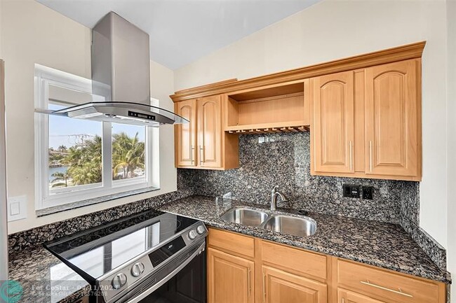 Building Photo - 1041 Hillsboro Mile