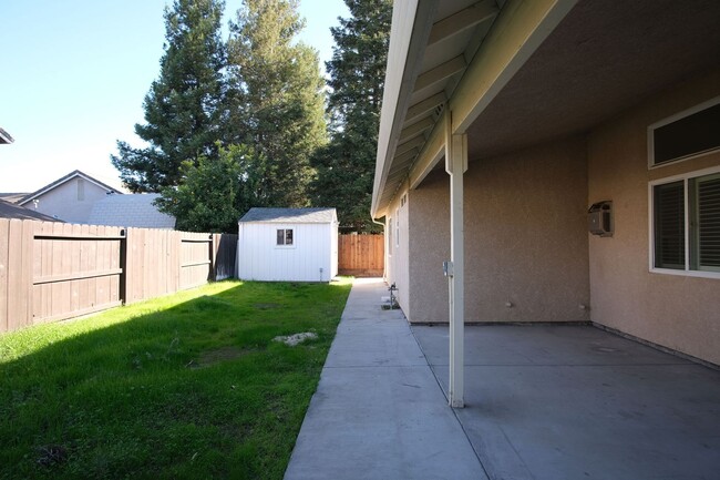 Building Photo - Spacious 4-bedroom 2-Bath