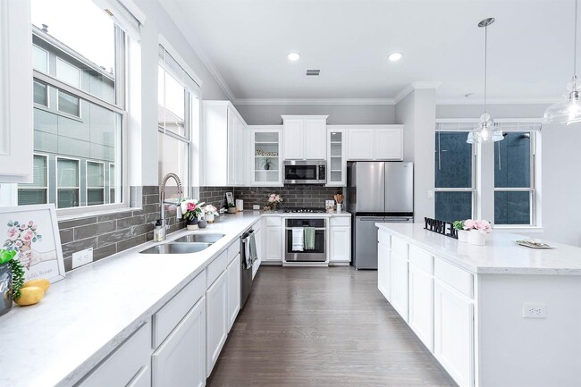 Building Photo - 2022 Groveland Glen Dr