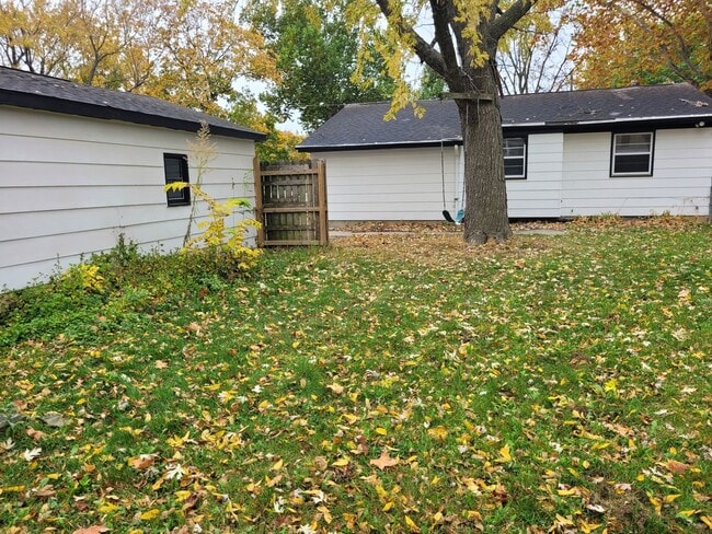 Building Photo - 3 Bedroom, 1.5 Bathroom home with detached garage