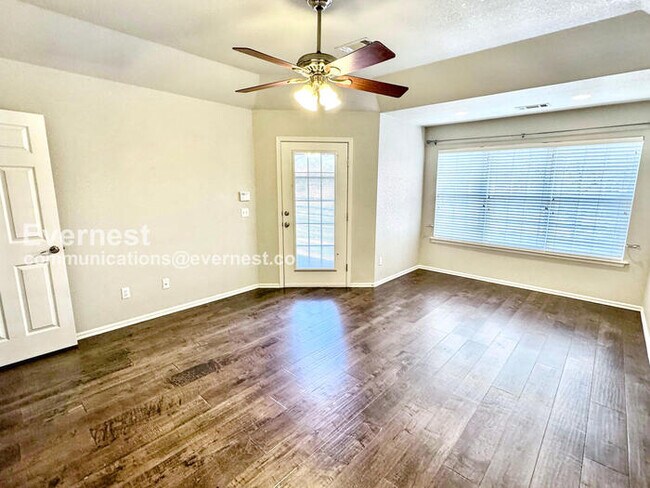 Building Photo - Charming 3-Bed, 2-Bath Home with Fenced Backyard & 2-Car Garage