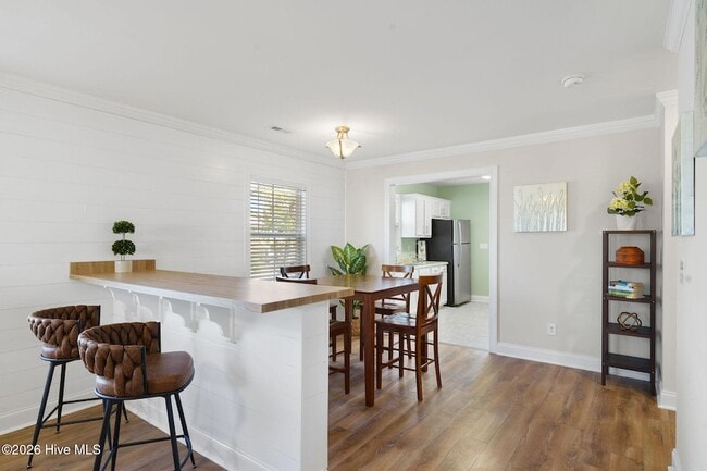 Building Photo - 720 Queen St