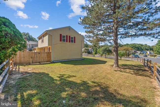 Building Photo - 3301 Fallowfield Dr