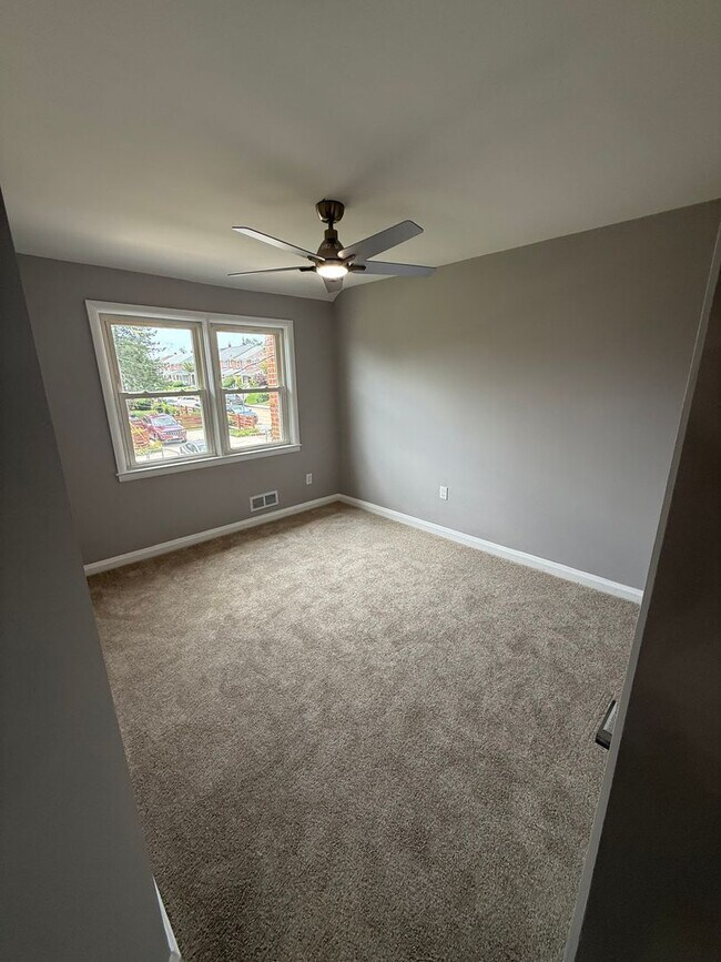 Building Photo - Updated Glen Oaks Townhome with Finished B...