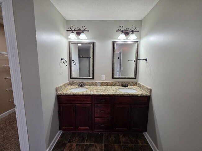 Building Photo - Pick Your Own Move-In Special!