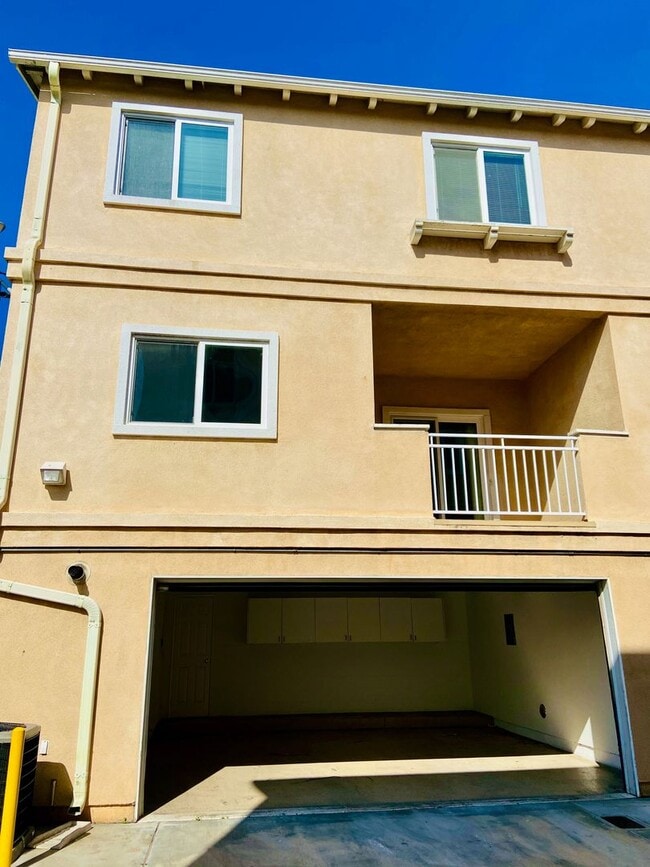 Building Photo - Beautilful Corner Unit Multi-Level Townhou...
