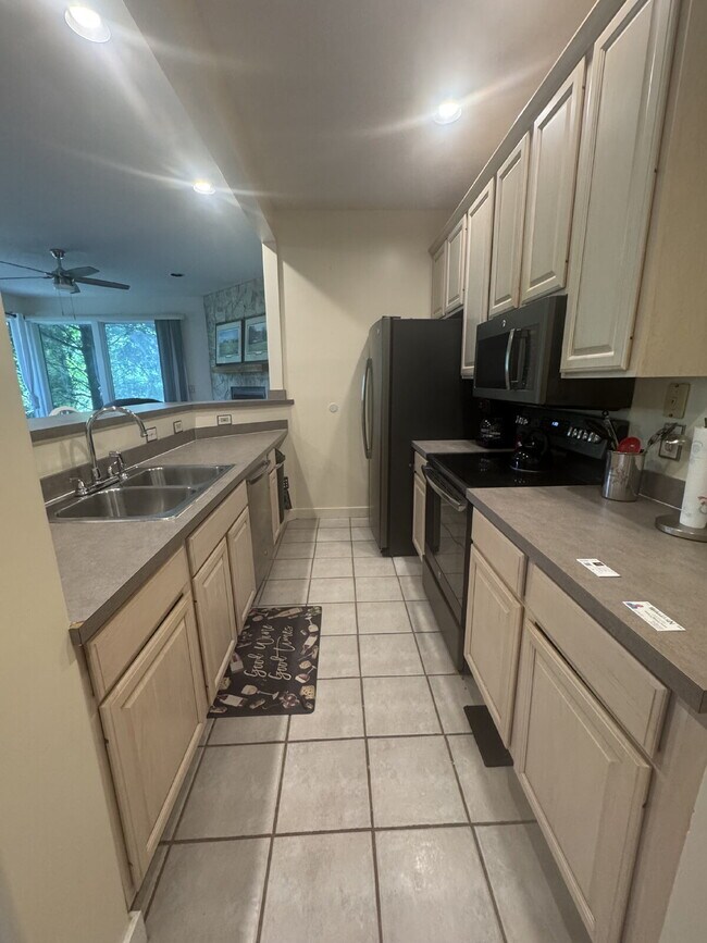 Building Photo - Charming furnished ground level Mountain Condo.
